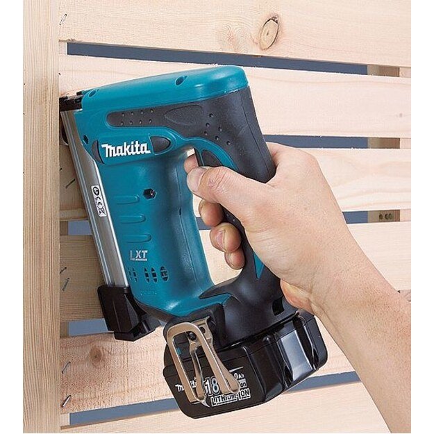 Akumuliatorinis kabiakalis Makita DST221Z (18V LI-ION BE AKUMULIATORIŲ IR KROVIKLIO)